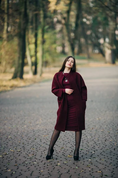 Junge Frau in Mantel posiert — Stockfoto