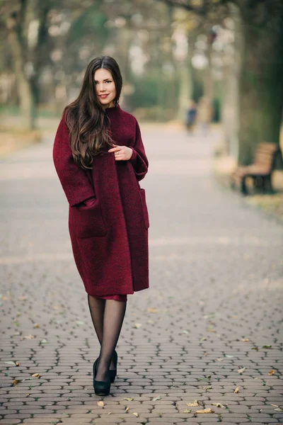 Junge Frau in Mantel posiert — Stockfoto