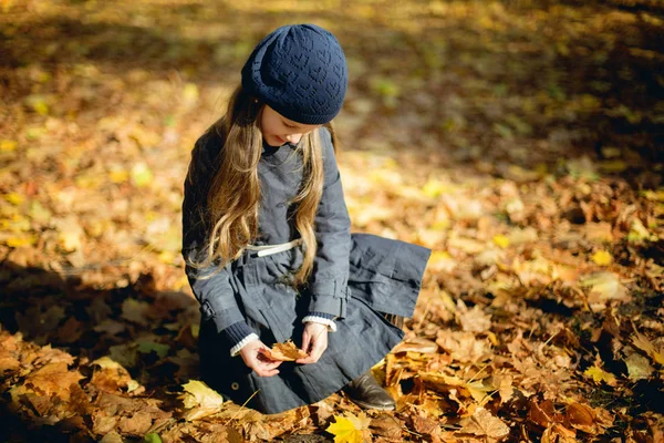 Linda chica en otoño Parque — Foto de Stock
