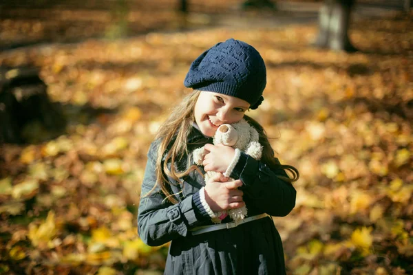 Nettes Mädchen im Herbst Park — Stockfoto
