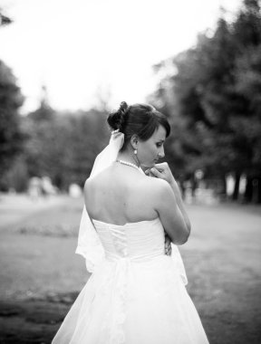 Gelin beyaz gelinlik içinde 