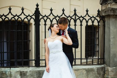 şehirde poz Düğün çifti