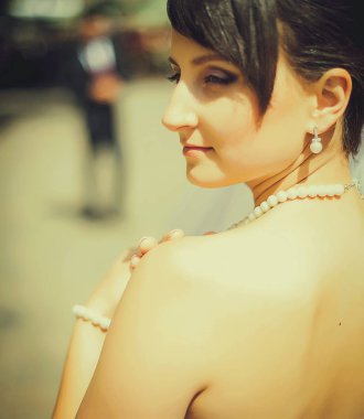 Gelin beyaz gelinlik içinde 