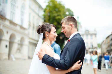 şehirde poz Düğün çifti