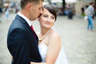 şehirde poz Düğün çifti