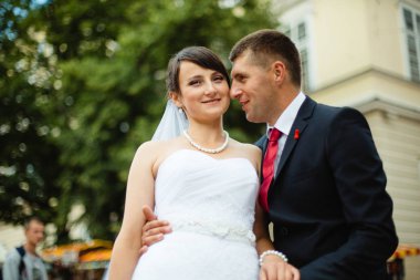 şehirde poz Düğün çifti