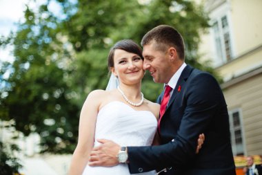 şehirde poz Düğün çifti