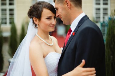 şehirde poz Düğün çifti