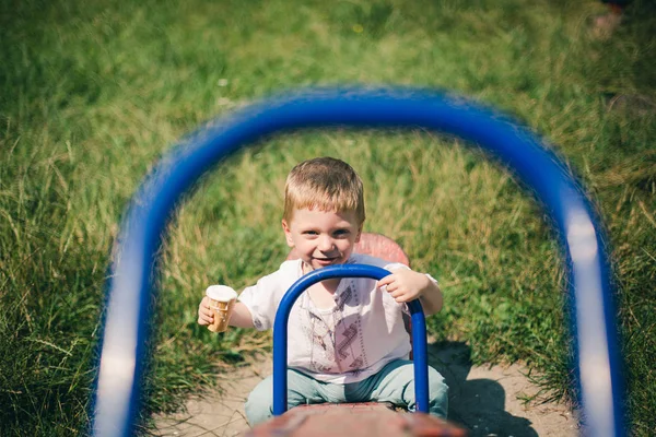 Junge hat Spaß auf Spielplatz — Stockfoto