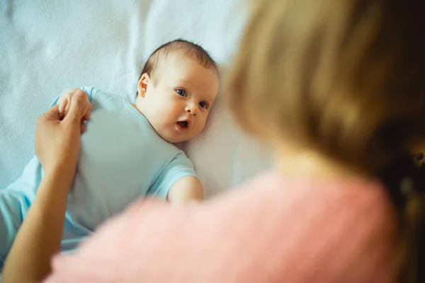 Petit garçon avec sa mère — Photo