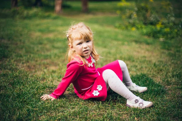Söt liten flicka i park — Stockfoto
