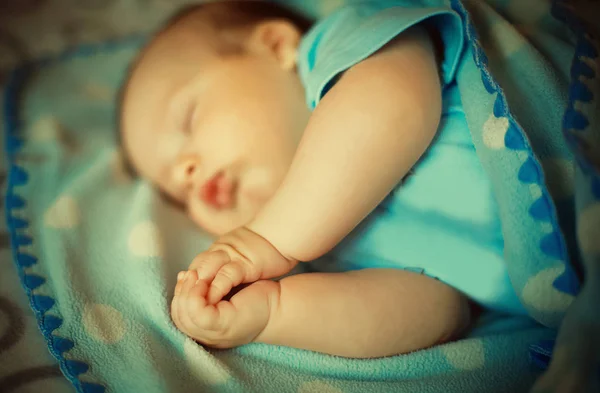 Újszülött fiú alszik — Stock Fotó