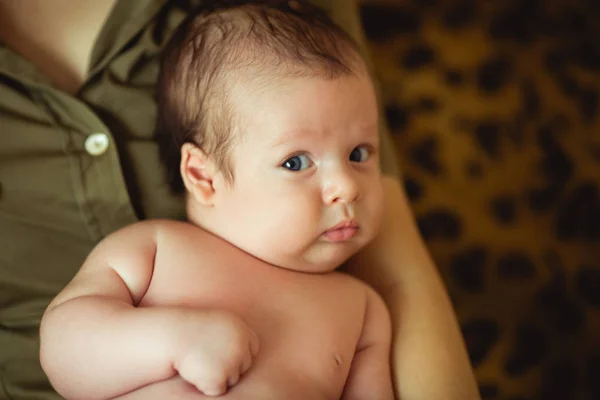 Pojke i mammas händer — Stockfoto