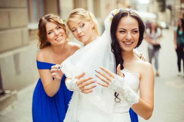 Красивая невеста с подружками невесты — стоковое фото