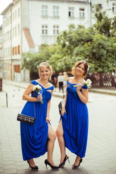 Damas de honor caminando por la calle —  Fotos de Stock