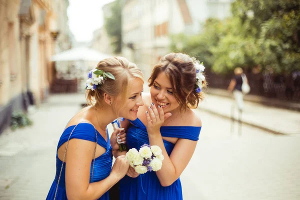 Подружки невесты идут по улице — стоковое фото