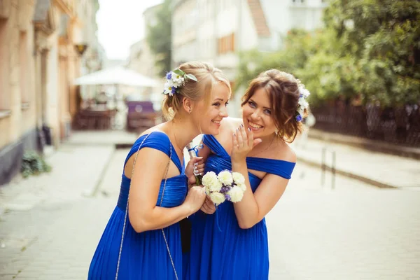 Подружки невесты идут по улице — стоковое фото