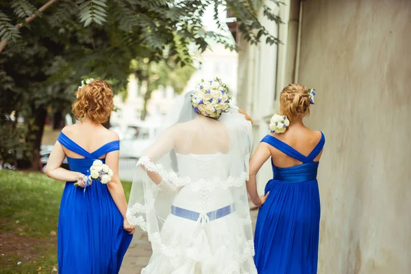 美しい花嫁とブライドメイド — ストック写真