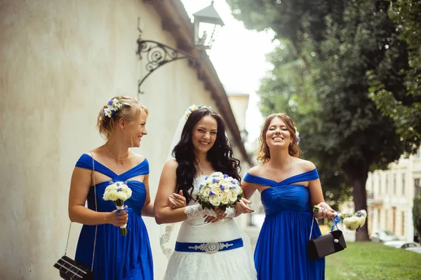 Hermosa novia con damas de honor —  Fotos de Stock