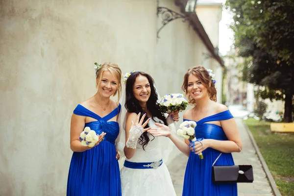 Bela noiva com damas de honra — Fotografia de Stock
