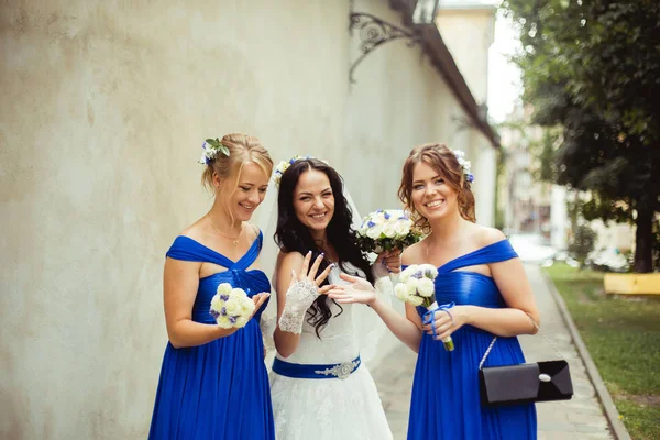 Mooie bruid met de bruidsmeisjes — Stockfoto