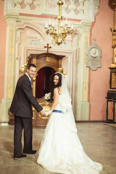 Damat ve gelin tören church yakınındaki — Stok fotoğraf