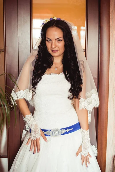 豪華な花嫁のウェディング ドレスで — ストック写真