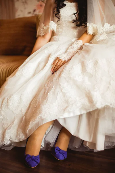 Noiva em vestido de noiva elegante — Fotografia de Stock