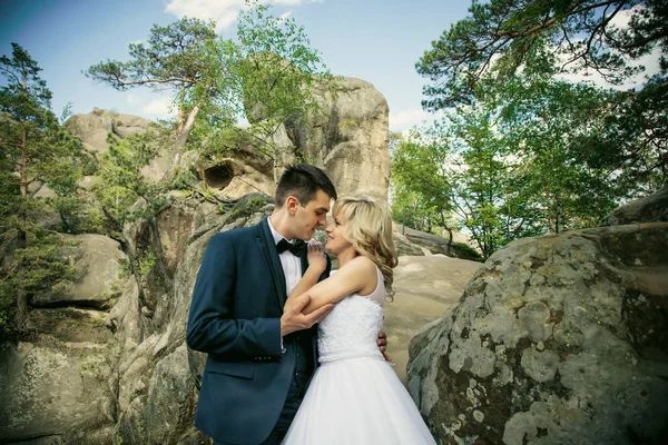 Casamento casal posando ao ar livre — Fotografia de Stock