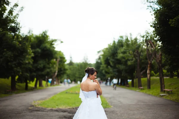 Braut im weißen Brautkleid — Stockfoto