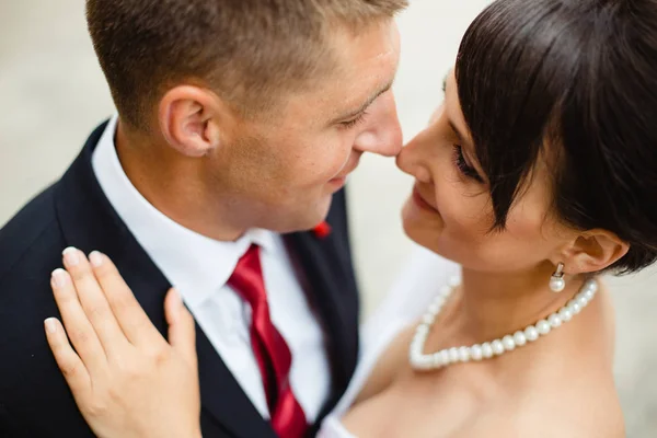 Casamento casal posando na cidade — Fotografia de Stock