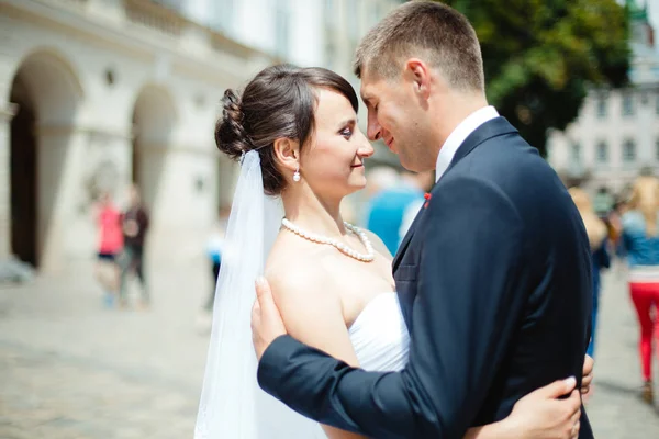 Casamento casal posando na cidade — Fotografia de Stock