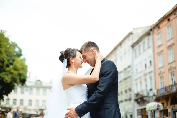 Wedding couple  posing in city — Stock Photo, Image