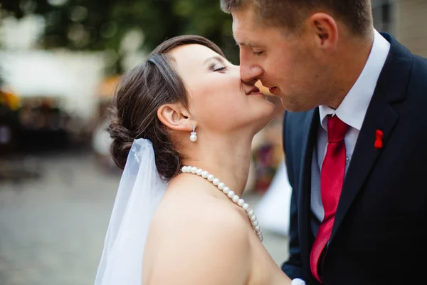 Pareja de boda posando en la ciudad —  Fotos de Stock