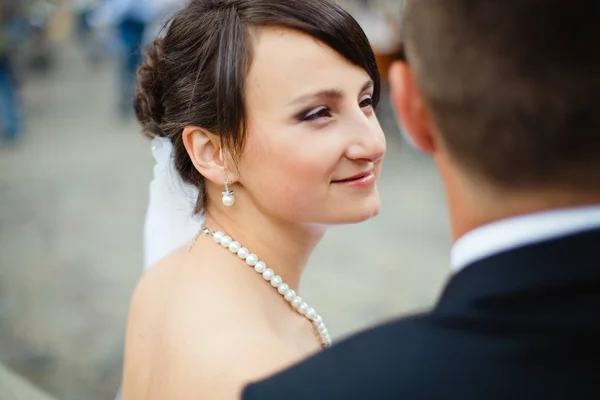 Pareja de boda posando en la ciudad —  Fotos de Stock