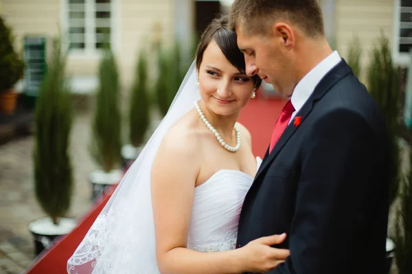 Pareja de boda posando en la ciudad —  Fotos de Stock