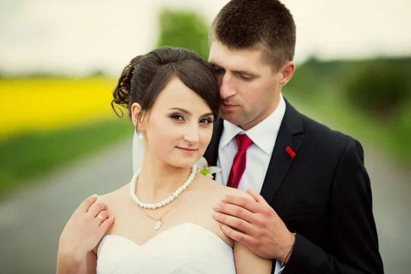 Esküvői pár pózol — Stock Fotó