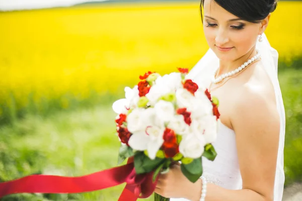 Menyasszony fehér esküvői ruha — Stock Fotó