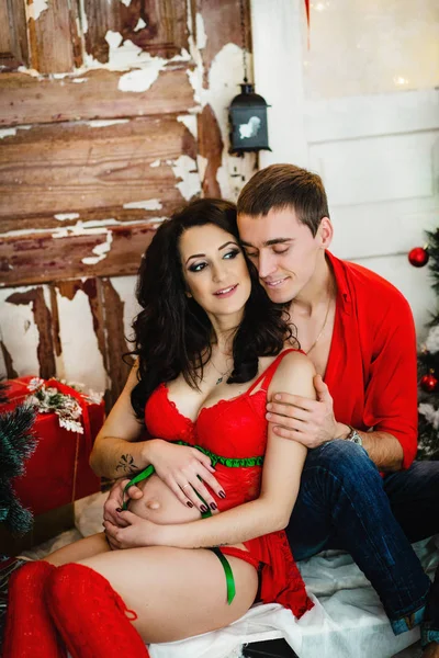 Feliz pareja en el interior de Navidad — Foto de Stock