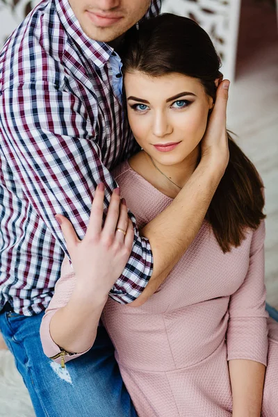 Couple heureux relaxant à la maison — Photo