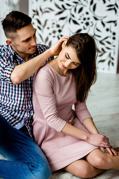 Couple heureux relaxant à la maison — Photo