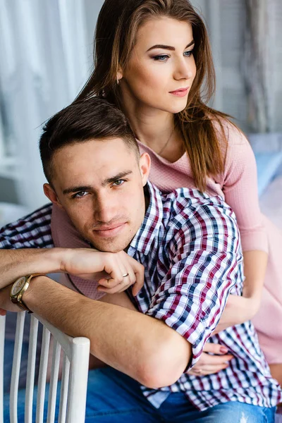 Pareja feliz relajándose en casa —  Fotos de Stock