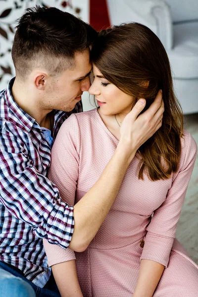 Couple heureux relaxant à la maison — Photo