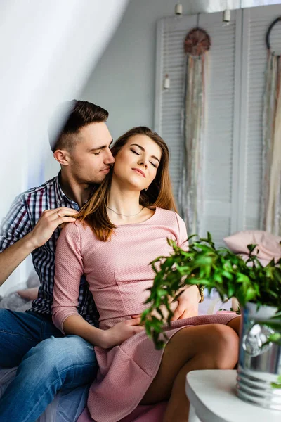 Glückliches Paar entspannt zu Hause — Stockfoto