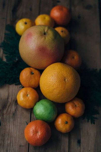Frutas frescas sobre fondo . — Foto de Stock