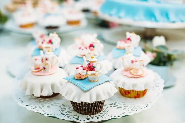 Cupcakes saborosos com creme — Fotografia de Stock