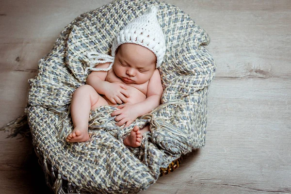 Bayi laki-laki yang baru lahir tertidur — Stok Foto