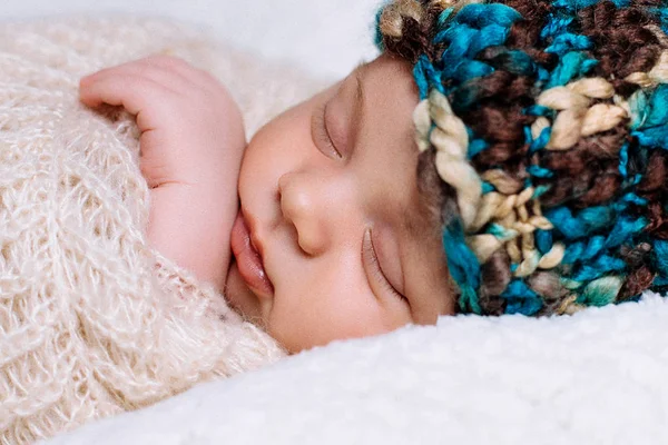 Bayi laki-laki yang baru lahir tertidur — Stok Foto