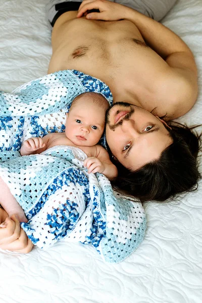 Neugeborener Junge mit Vater — Stockfoto