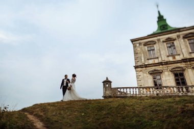 Poz güzel düğün çifti 